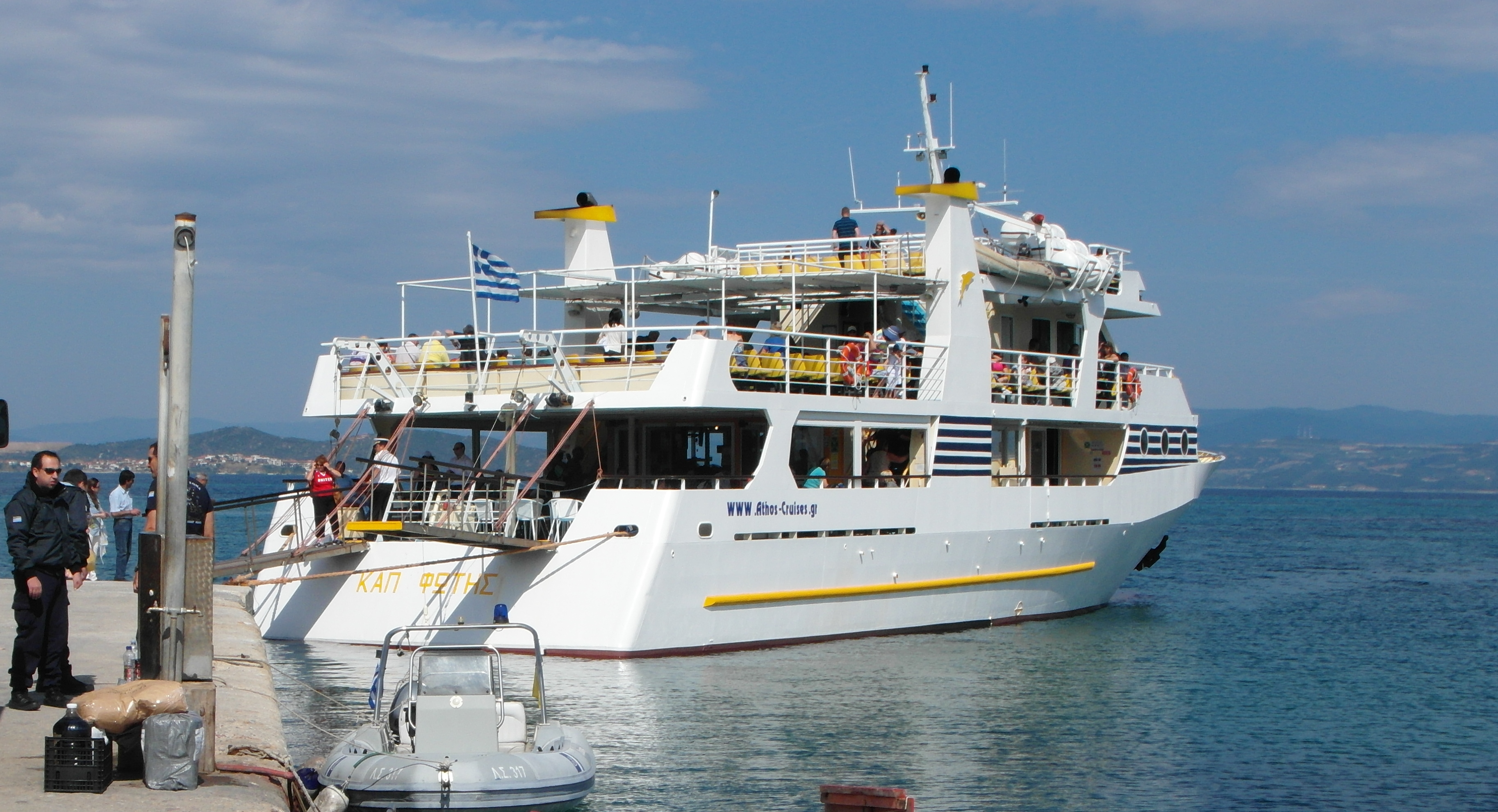 Mount Athos : cruise boat