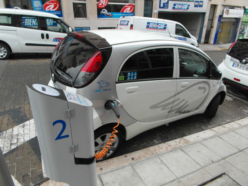 Antibes : Auto Bleue Peugeot IOn electric car