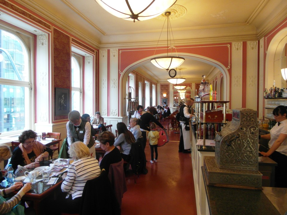 Prague Cafes : Cafe Louvre
