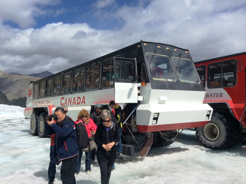 Rocky Mountaineer : Ice Explorer unloading tourists onto Athabaska Glacier