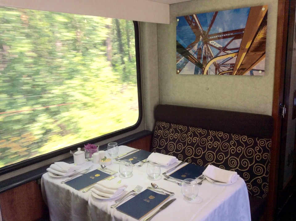 Rocky Mountaineer : A table set for lunch in the dining car