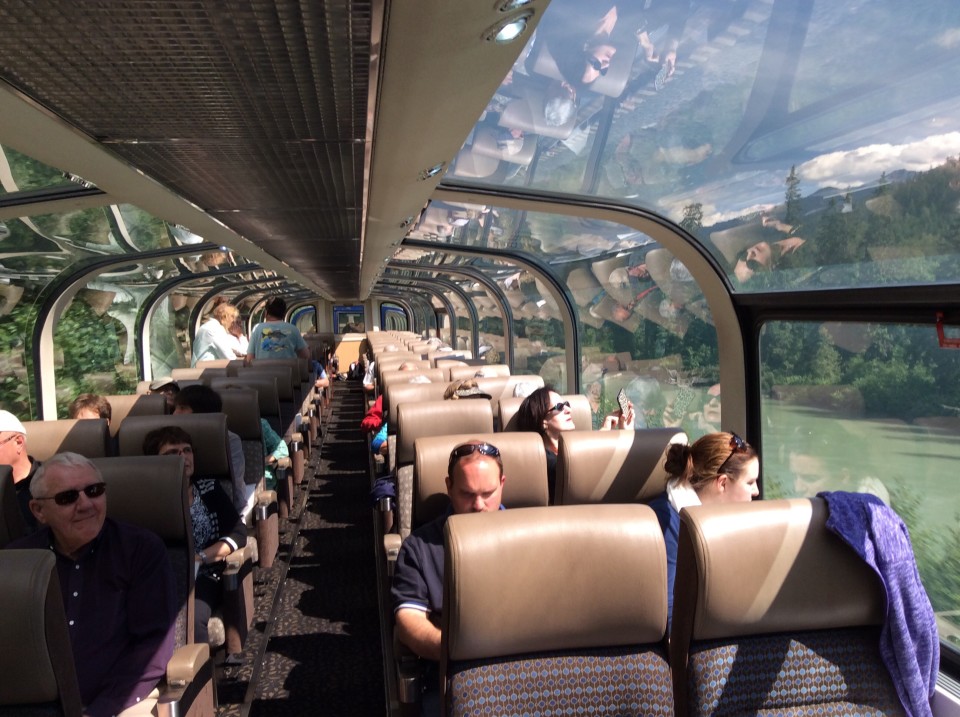 Rocky Mountaineer: Sightseeing deck of Gold Leaf Service dome coach