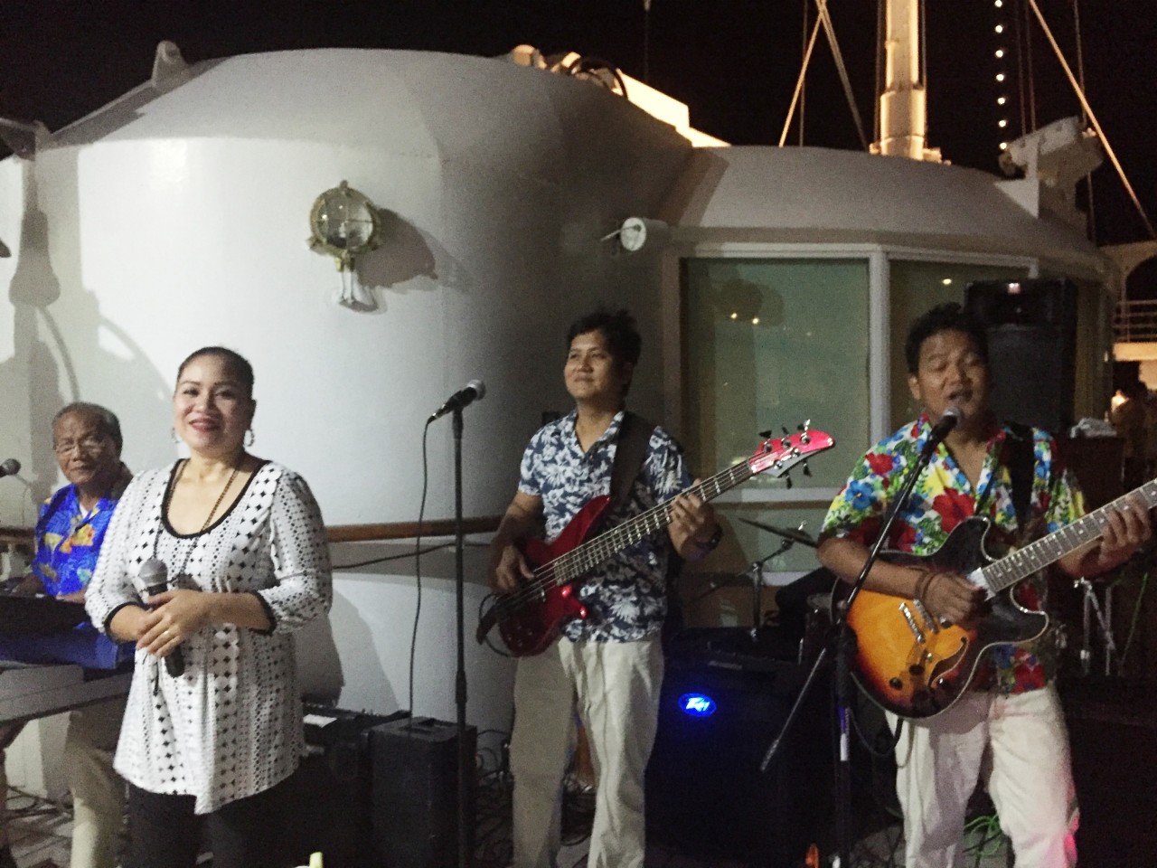 Dining under the stars with Windstar Cruises ! Live singing and music with "Top Society" band