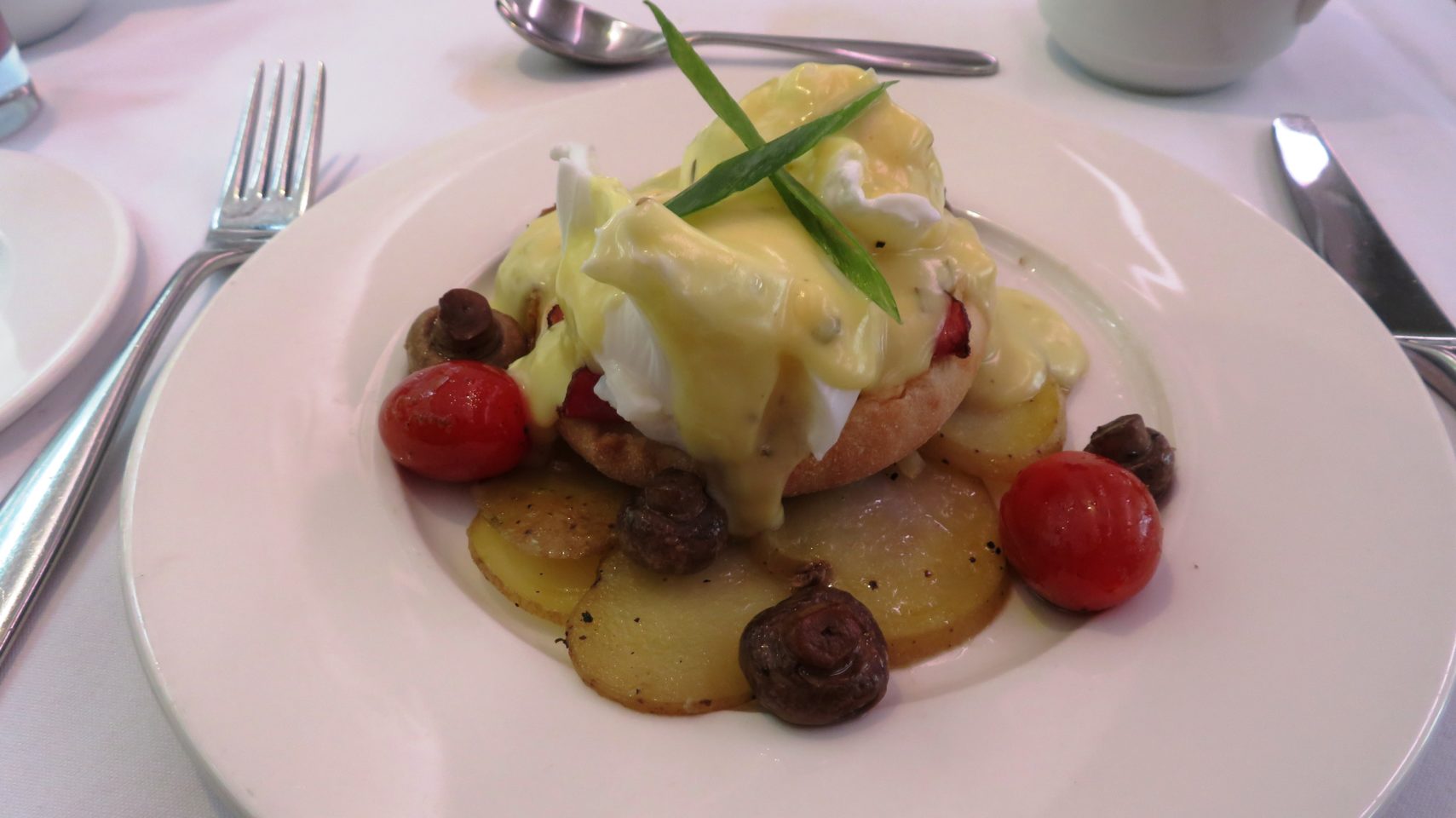 <em><strong>Rocky Mountaineer</strong></em> ~ Eggs Benedict at breakfast